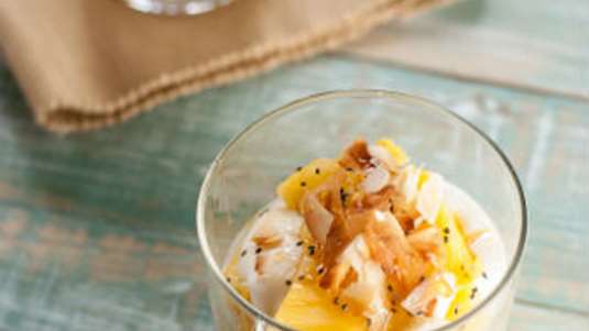 Φρουτοσαλάτα με μάνγκο, ανανά, καρύδα και λουΐζα