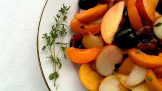Φρουτοσαλάτα με νεκταρίνια, βερίκοκα, κεράσια και σάλτσα μελιού και μπαχαρικών