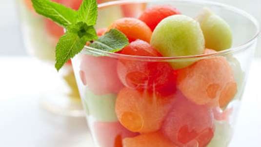 Φρουτοσαλάτα με καρπούζι, πεπόνι και σάλτσα από βότκα, λάιμ και Κουαντρό 