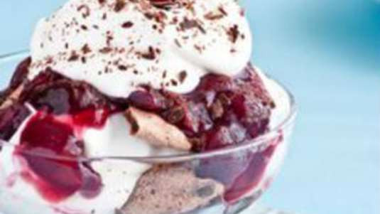 Φρουτοσαλάτα με κεράσια, τσιπς σοκολάτας και μαρέγκες  