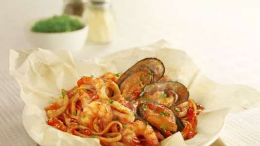 Λινγκουΐνι με θαλασσινά στη λαδόκολλα