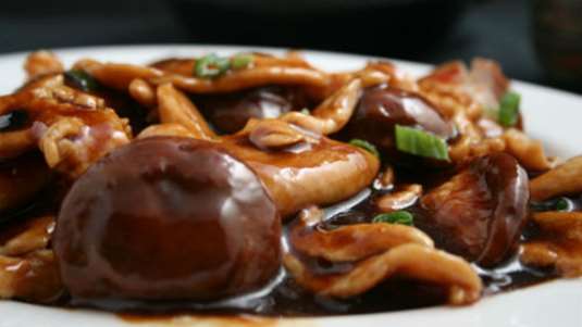 Κοτόπουλο κινέζικο με μανιτάρια στη λαδόκολλα 