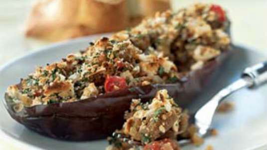 Μελιτζάνες γεμιστές με ρύζι και φέτα στο φούρνο
