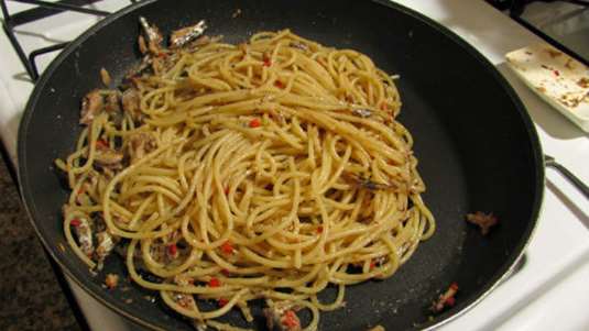 Σπαγγέτι με φρέσκο γαύρο, κρασί και σκόρδο 