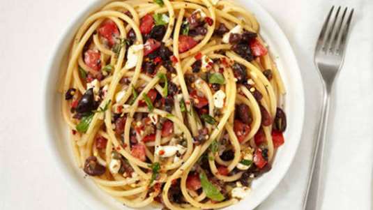 Σπαγγέτι με αντζούγιες, πιπεριές, ελιές και κάπαρη 