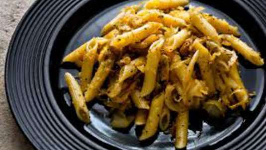 Πέννες με φρέσκο γαύρο, καραμελωμένα κρεμμύδια και θυμάρι 