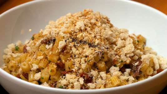 Ζυμαρικά με αντζούγιες, λιαστή ντομάτα και αμύγδαλα 