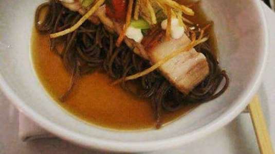 Χοιρινή πανσέτα bbq σιγομαγειρεμένη με πετιμέζι  (του Νικόλα Σταυρακάκη)