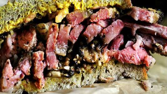 Παστράμι με μανιτάρια σοτέ επάνω σε ψωμί σίκαλης 