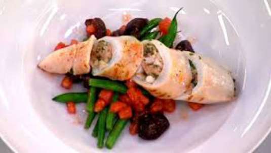 Καλαμαράκια γεμιστά με πλιγούρι, ντομάτα και δυόσμο 