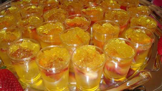 Ζελέ με βότκα και φρέσκο ροδάκινο