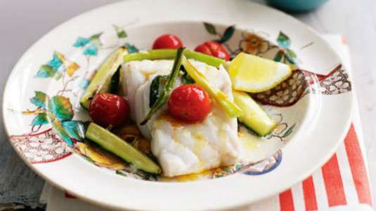 Ψάρι στο τηγάνι με σάλτσα από ντοματάκια, βερμούτ και κολοκυθάκι