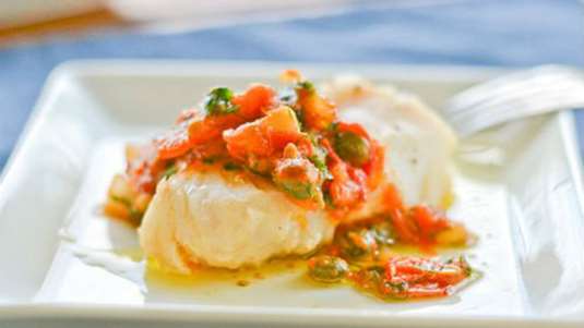 Μπακαλιάρος στο φούρνο με ντομάτες, κάπαρη και παρμεζάνα