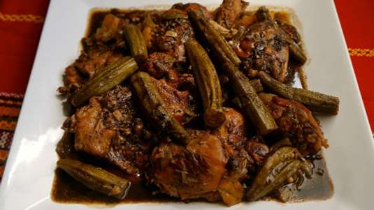 Κοτόπουλο με μπάμιες στο φούρνο