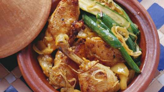 Κοτόπουλο λεμονάτο με κολοκυθάκια 