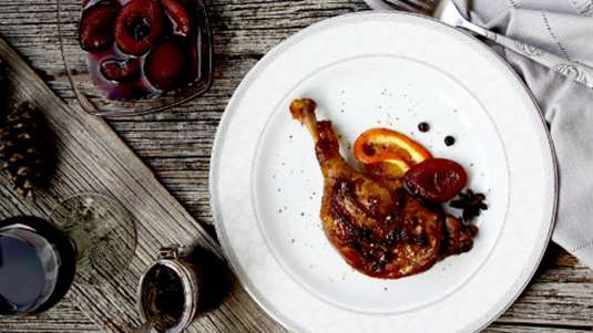 Πάπια με φρέσκα δαμάσκηνα και βύσσινο