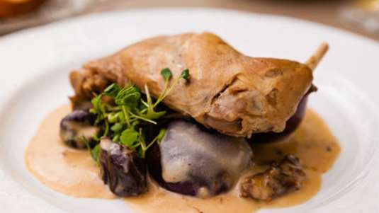 Κουνέλι με δαμάσκηνα και φουντούκια 