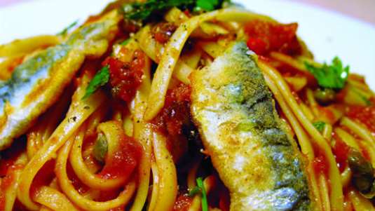 Λαζανάκι με κόκκινη σος αντζούγιας και τηγανητά φιλέτα σαρδέλας