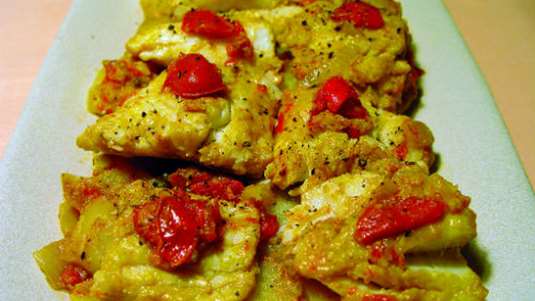 Mπακαλιάρος με πατάτες στην κατσαρόλα και σάλτσα αντζούγιας με κάππαρη