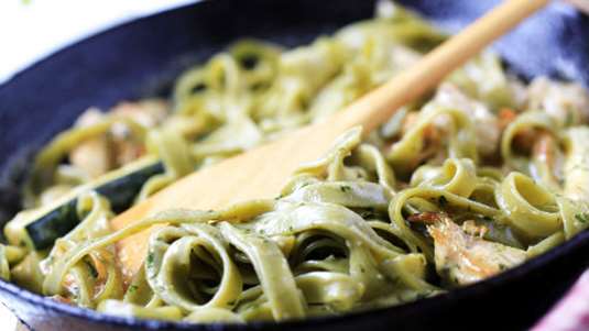 Ζυμαρικά με σπανάκι και καπνιστή μπριζόλα