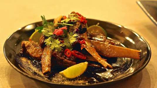 Παϊδάκια αρνίσια με δαμάσκηνα και κρασί Πόρτο