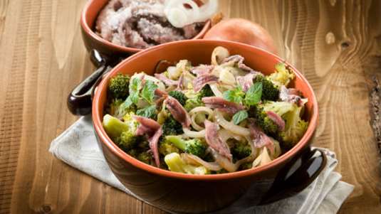 Μπρόκολο ψητό με πιπεριές, αντσούγιες και ελιές