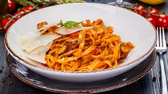 Ταλιατέλες με θράψαλα, κατίκι και λιαστές ντομάτες 