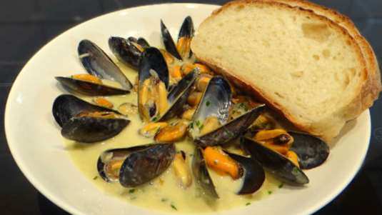 Μύδια με λευκή σάλτσα, προσούτο και άνηθο