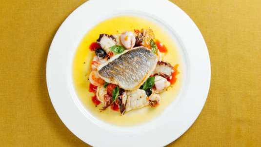 Ψάρι και γαρίδες με γάλα καρύδας