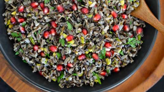 Σαλάτα με κινόα, άγριο ρύζι και ρόδι 