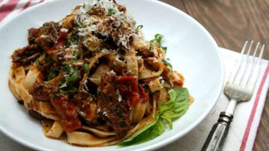 Αγριογούρουνο με ντομάτα και ρόδι