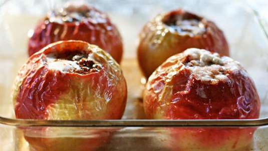 Μήλα γεμιστά με κιμά ρύζι και αμύγδαλα