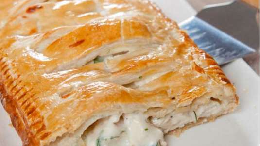 Πίτα με κοτόπουλο, κρεμμύδια και μπεσαμέλ