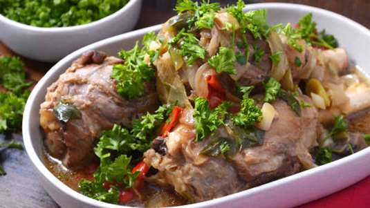 Αρνί βραστό με γκρεμολάτα 