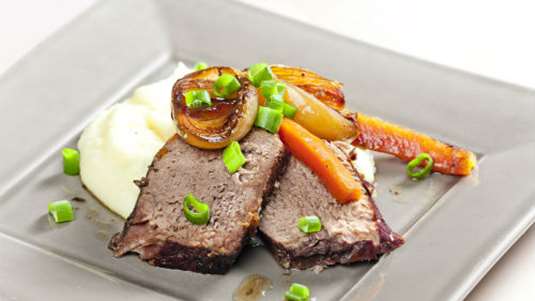 Βραστό μοσχάρι με σκορδάτο πουρέ πατάτας