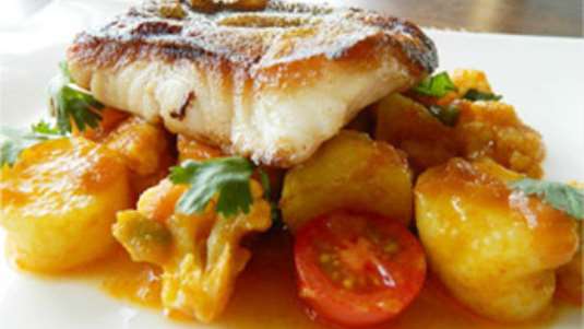 Παστός μπακαλιάρος με κουνουπίδι και πατάτες στο φούρνο 