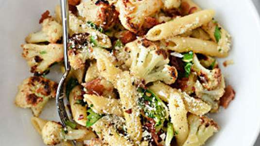 Πένες με κουνουπίδι και μπέικον 