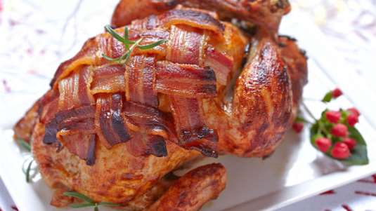 Κοτόπουλο γεμιστό με μπέικον με σάλτσα μήλου και αφρώδες κρασί