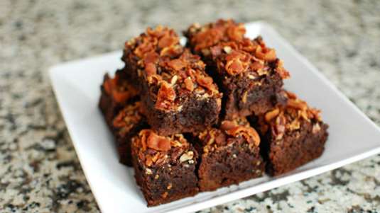 Βrownies γλυκάλμυρα με μπέικον και καρύδια