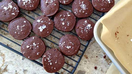 Cookies γλυκάλμυρα με ανθό αλατιού και πιπέρι καγιέν