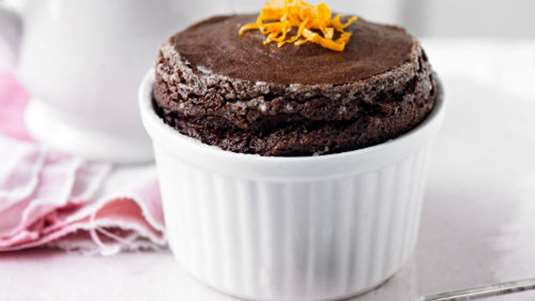 Ατομικά σουφλέ σοκολάτας με κόλιανδρο και πορτοκάλι 