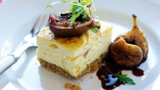 Ατομικά τσιζ κέικ με σύκα σε ρούμι και μπαχαρικά 