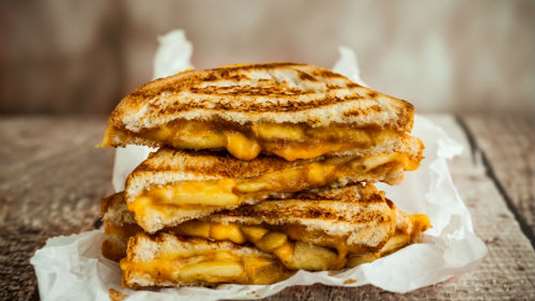 Σάντουϊτς ψημένα με λουκάνικο, αχλάδι και προβολόνε 