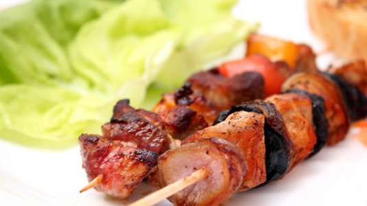 Σουβλάκια με αρνί και δαμάσκηνα, γλασαρισμένα με Μαυροδάφνη