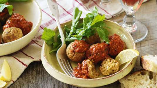 Ρεβιθοκεφτέδες με σάλτσα «πάπρικα»