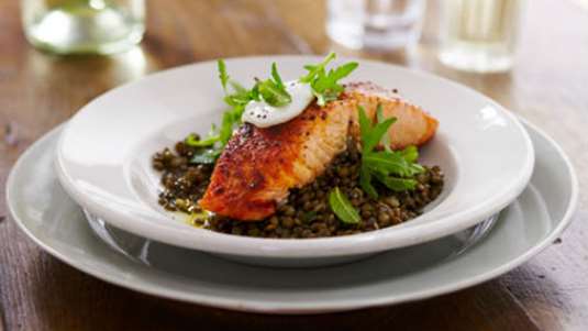 Φακές με σολομό και λαχανικά