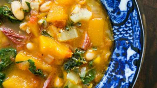 Λευκή φασολάδα με κάρυ, κολοκύθα και δεντρολίβανο 