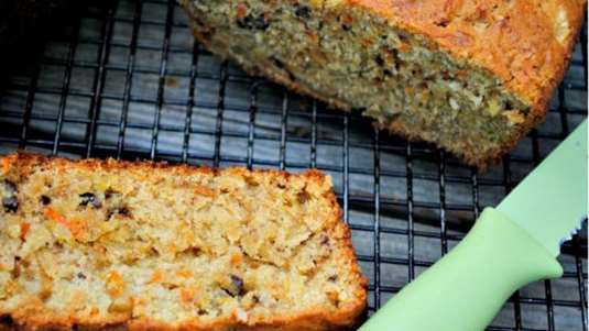 Ψωμί από ντίνκελ και λιναρόσπορο με καρότο, σταφίδα κρεμμύδι και ρεβίθια