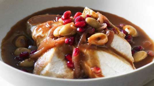 Κοτόπουλο στο φούρνο με λευκή σάλτσα και αμύγδαλα 