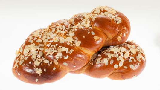 Τσουρέκι στο μίξερ με βούτυρο, ξερή μαγιά και μπαχαρικά 